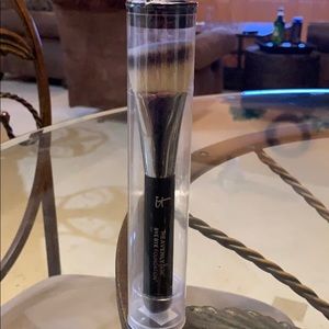 It foundation brush